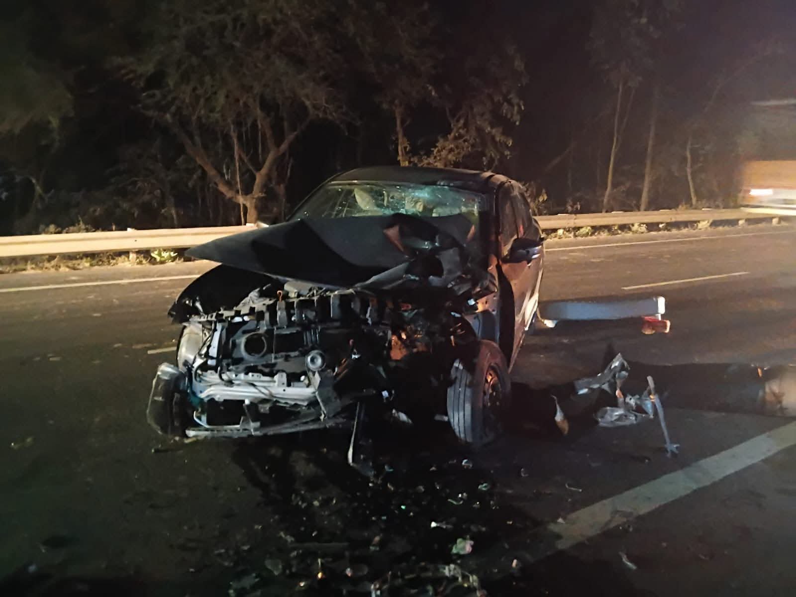 युवा जदयू नेता की हादसे में क्षतिग्रस्त कार की तस्वीर।