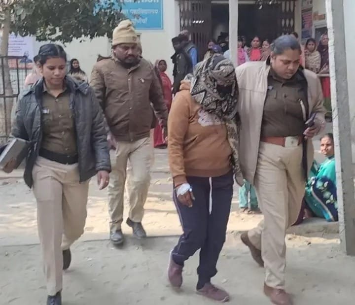 मेडिकल में गैंगरेप पीड़िता के साथ मौजूद पुलिस।