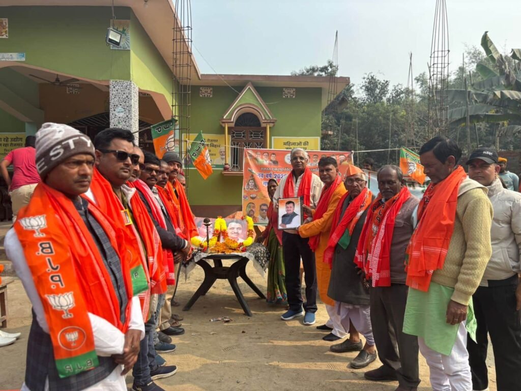 मीरगंज में आयोजित कार्यक्रम में मौजूद भाजपा कार्यकर्ता।