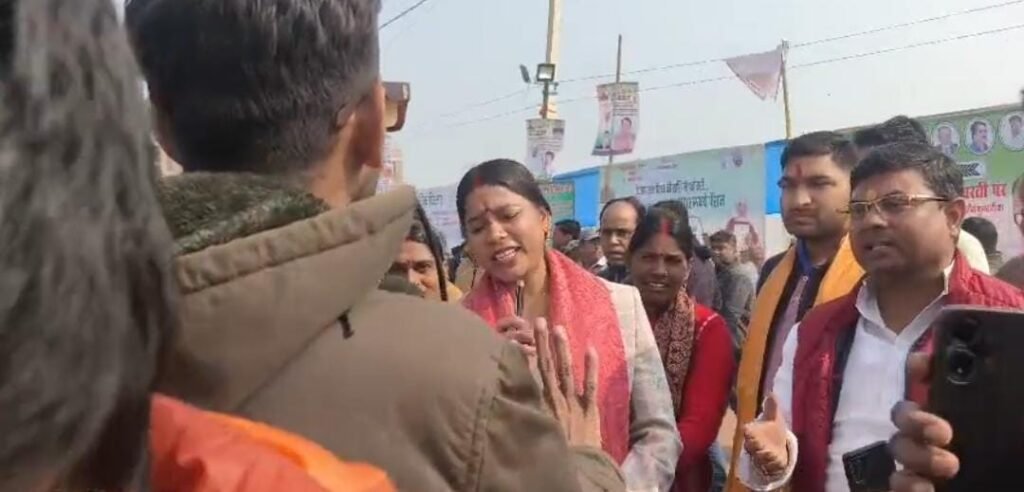 मुख्यमंत्री नीतीश कुमार की समृद्धि यात्रा के दौरान आक्रोशित महिला विधायक।