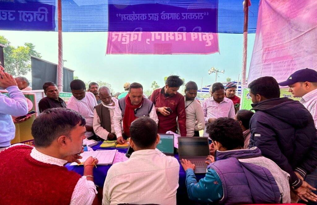 रजिस्ट्रेशन करते किसान।