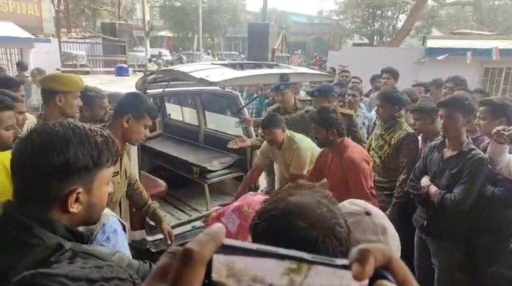 सूरज बिहारी को अस्पताल ले जाते लोग।