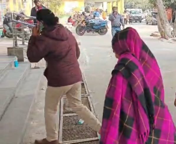 मेडिकल कॉलेज में जांच के लिए जाती पीड़िता।