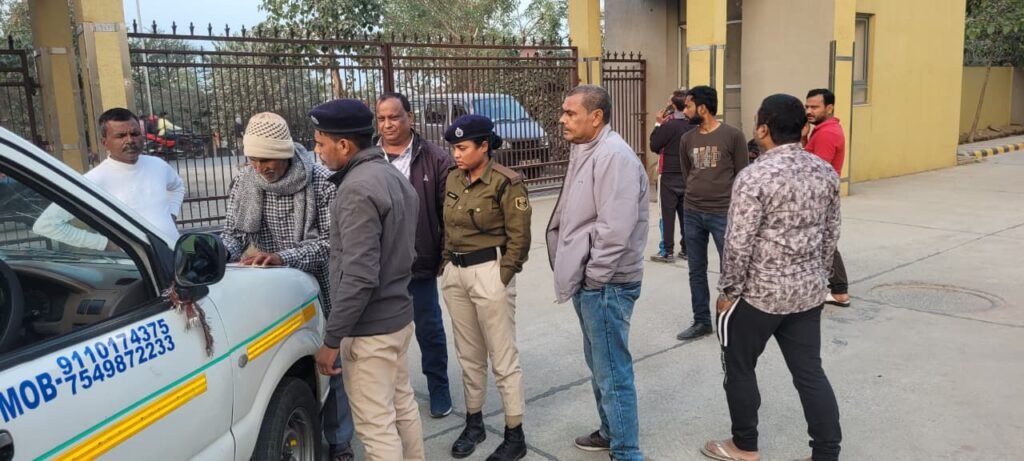 पोस्टमार्टम कराने के दौरान मौजूद पुलिस व मृतका के परिजन।