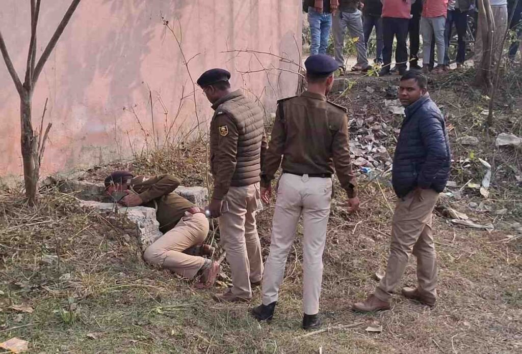 चोर से बात करने की कोशिश करती पुलिस।