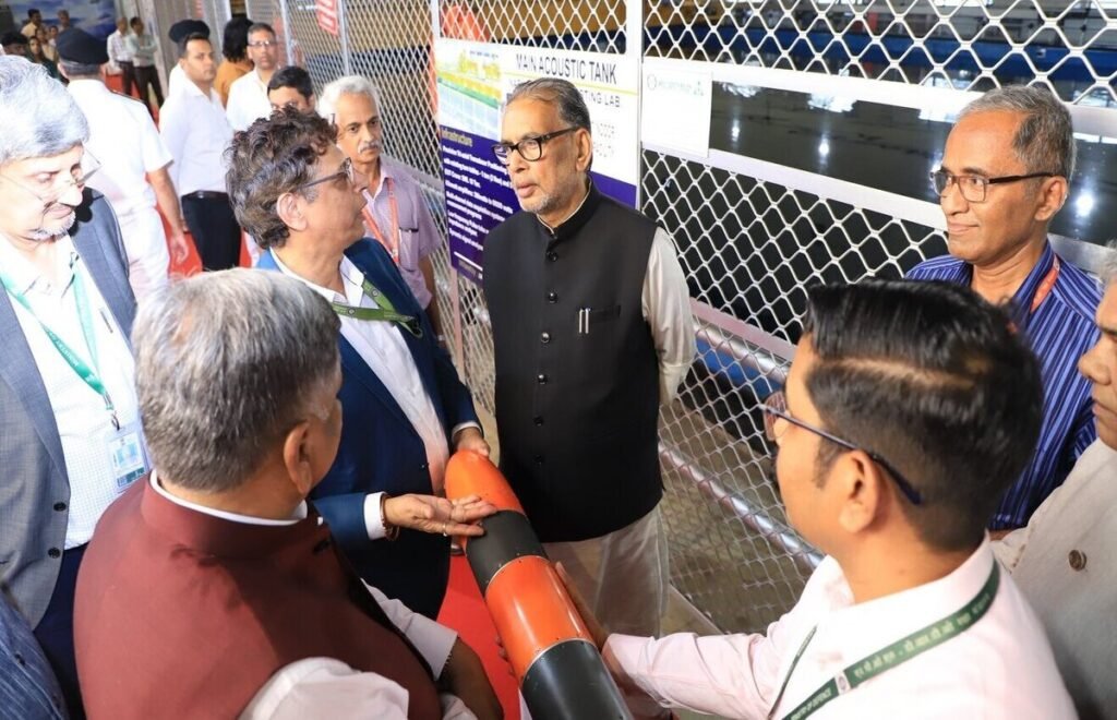 वैज्ञानिकों से मिलते रक्षा समिति के अध्यक्ष।