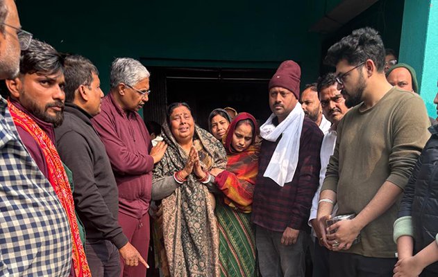 पति का नेत्रदान करने के दौरान मौजूद निभा देवी।