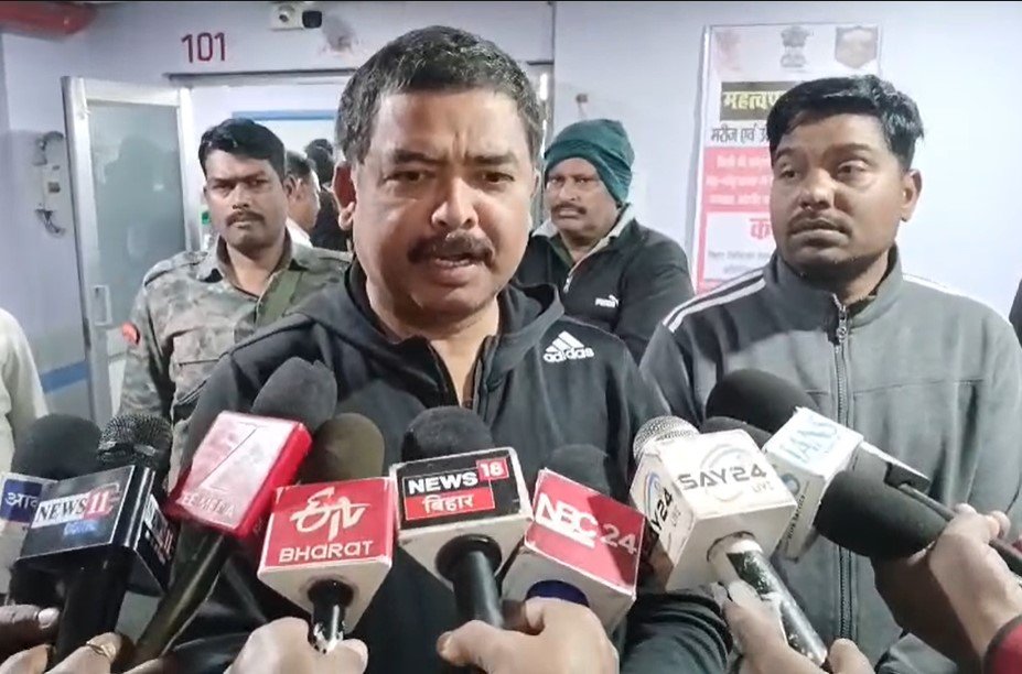 सूरज बिहारी की हत्या पर सरकार को घेरते पूर्व संतोष कुशवाहा।