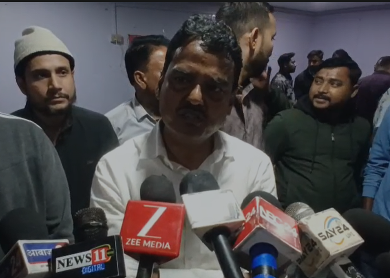 सूरज हत्याकांड के बाद मीडिया से बात करते कांग्रेस नेता जीतेंद्र यादव।