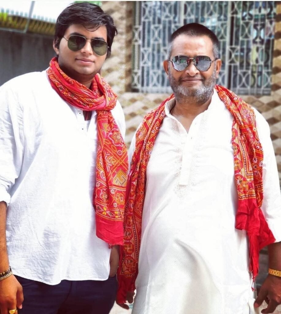 सूरज बिहारी और उनके पिता जवाहर यादव की फाइल फोटो।