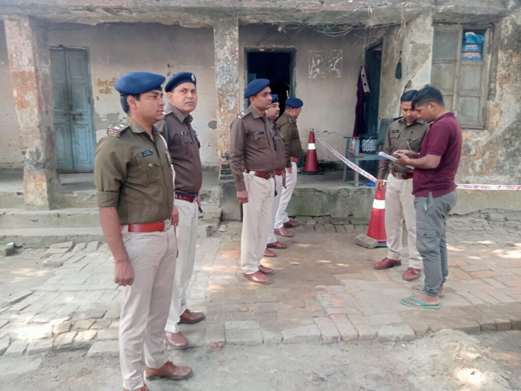 घटनास्थल पर मौजूद अमौर थाना की पुलिस।