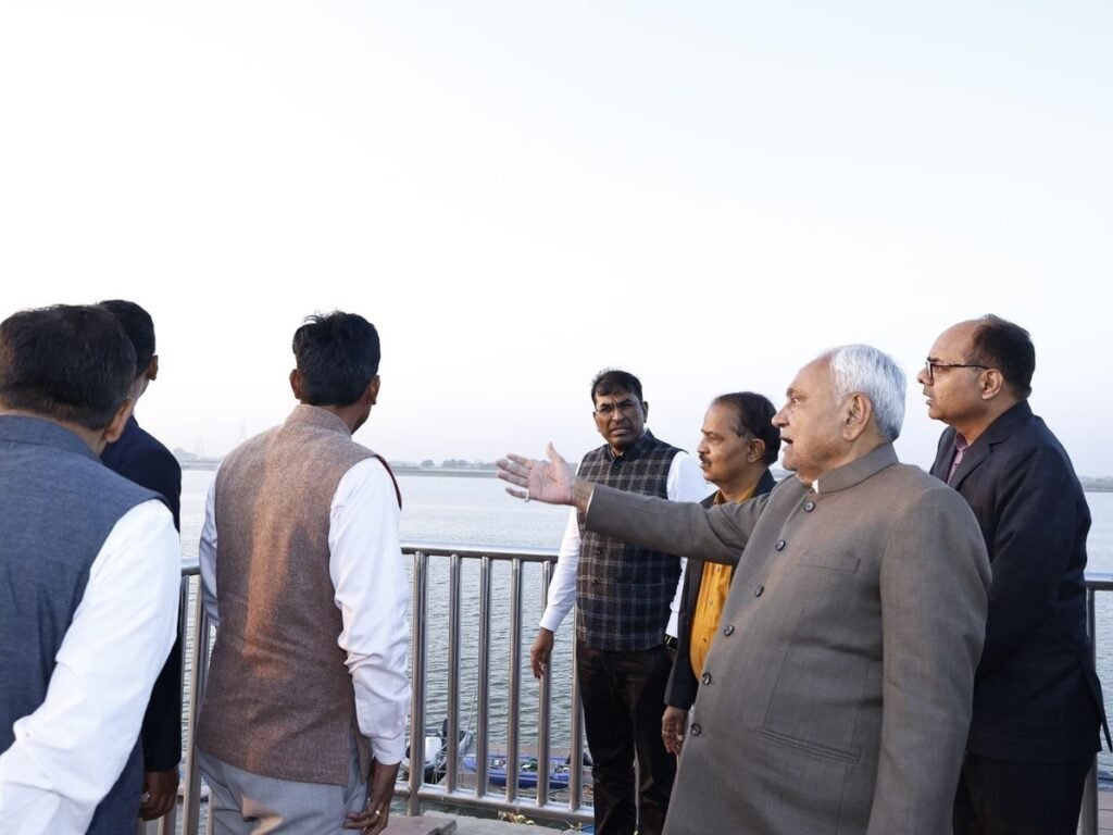 पटना में गंगा किनारे निरीक्षण करते नीतीश कुमार।