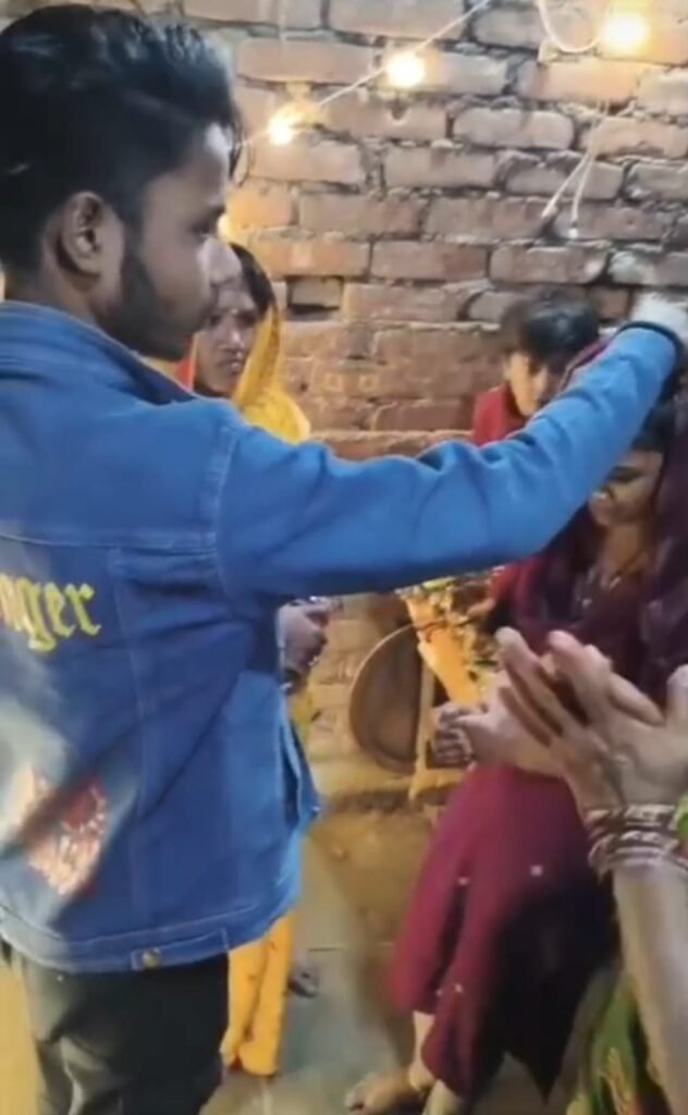 प्रेमिका की मांग भरते प्रेमी की तस्वीर।