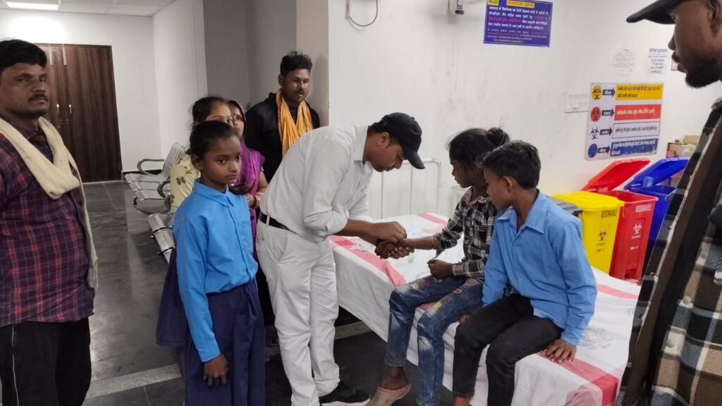 मधेपुरा सदर अस्पताल में इलाजरत स्कूली बच्चे।