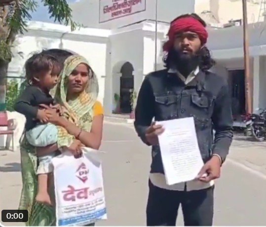 नसबंदी के बाद बच्चे के जन्म लेने पर अस्पताल में मौजूद परिजन।