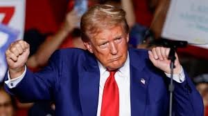 डोनाल्ड ट्रंप ने टैरिफ 10 से बढ़ाकर 15% किया।