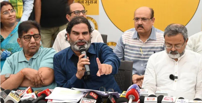 प्रेसवार्ता करते प्रशांत किशोर की पुरानी तस्वीर।