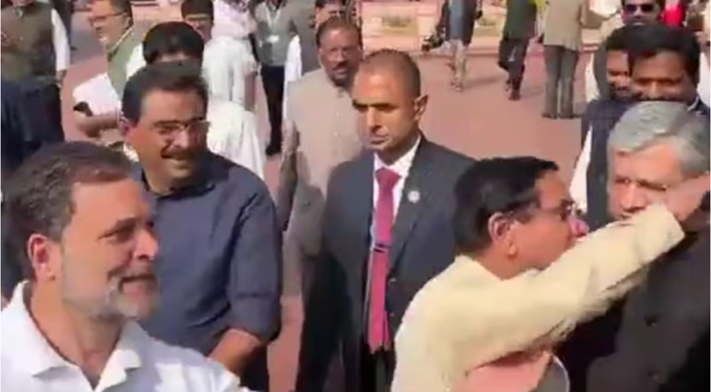 संसद परिसर के बाहर नेता प्रतिपक्ष राहुल गांधी, केंद्रीय मंत्री अश्विनी वैष्णव और प्रह्लाद जोशी के बीच हुई अनौपचारिक मुलाकात की एक झलक।