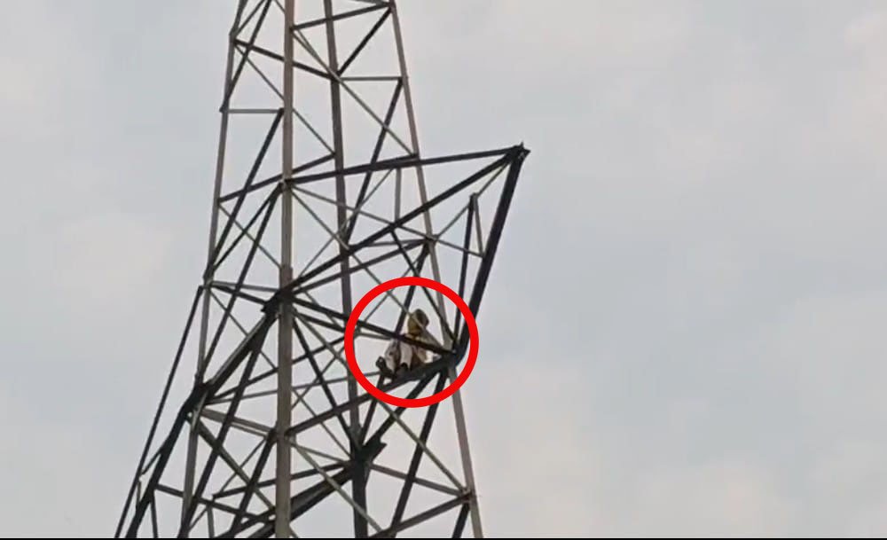 vaishali-bidupur-sholay-style-lover-nitish-yadav-climbs-electricity-tower