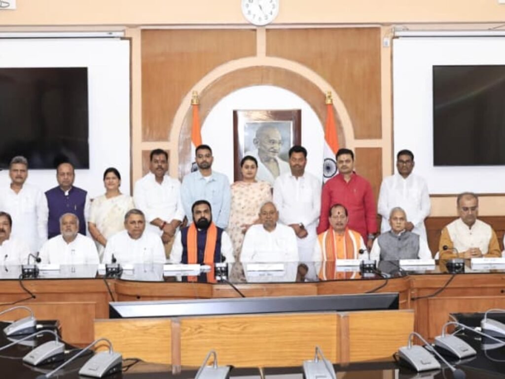 bihar-cabinet-meeting-nitish-kumar-group-photo-secretariat
