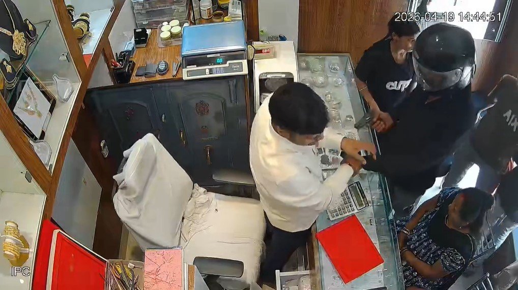 patna-alankar-jewelers-loot-tejashwi-yadav-targets-samrat-choudhary-government