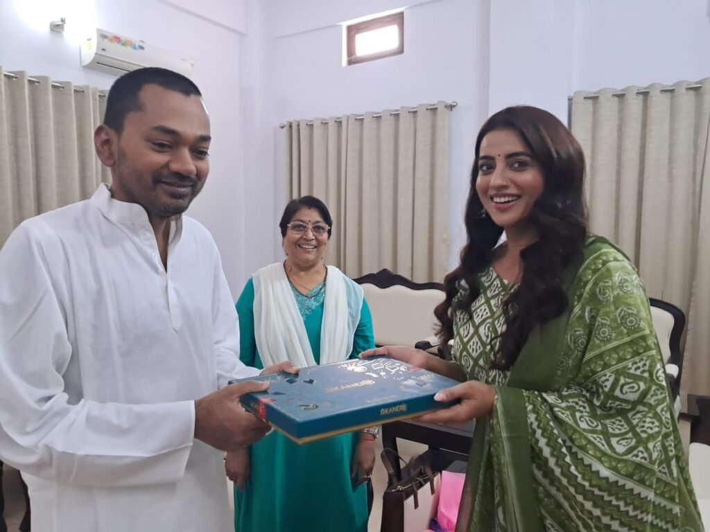 "भोजपुरी स्टार अक्षरा सिंह और निशांत कुमार (बिहार सीएम नीतीश कुमार के पुत्र) की पटना में हुई मुलाकात की वायरल तस्वीर।"