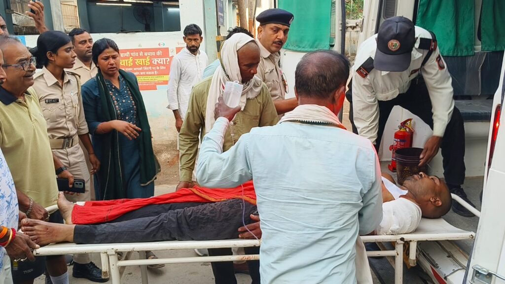 वैशाली क्राइम न्यूज़: आईटीबीपी जवान की गोलीबारी में घायल युवक जितेंद्र सिंह को अस्पताल ले जाते परिजन और पुलिस बल।"