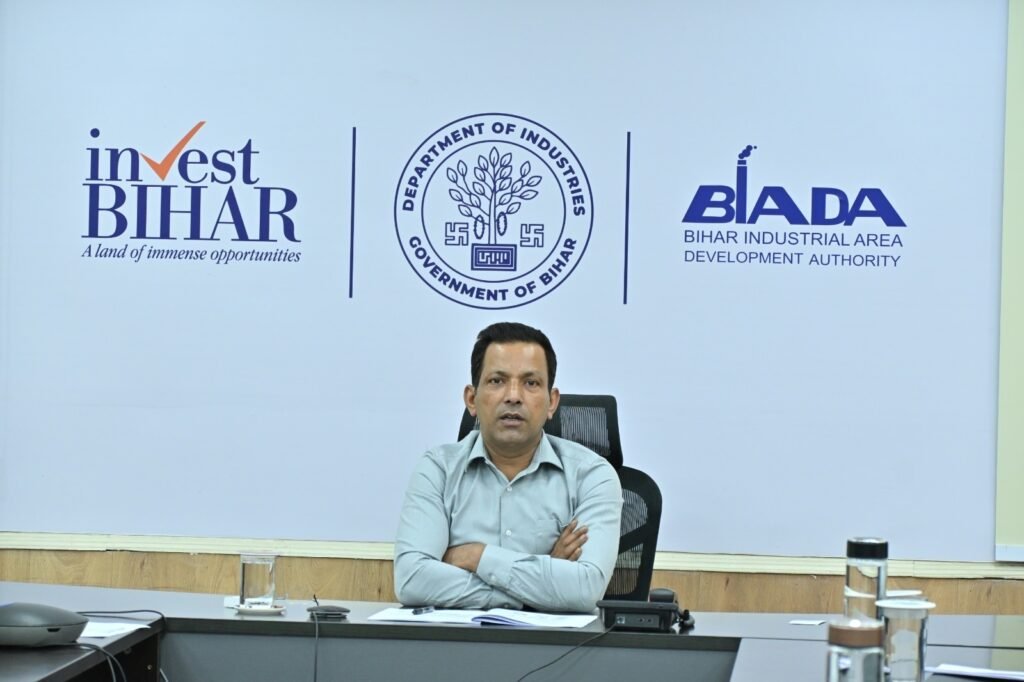 बिहार उद्योग विभाग के कार्यालय में एक बैठक के दौरान टेबल पर बैठे वरिष्ठ आईएएस अधिकारी (IAS) और उद्योग सचिव कुंदन कुमार, जिनके पीछे बैकग्राउंड की दीवार पर 'Invest Bihar', 'Department of Industries - Government of Bihar' और 'BIADA' के आधिकारिक लोगो दिखाई दे रहे हैं।