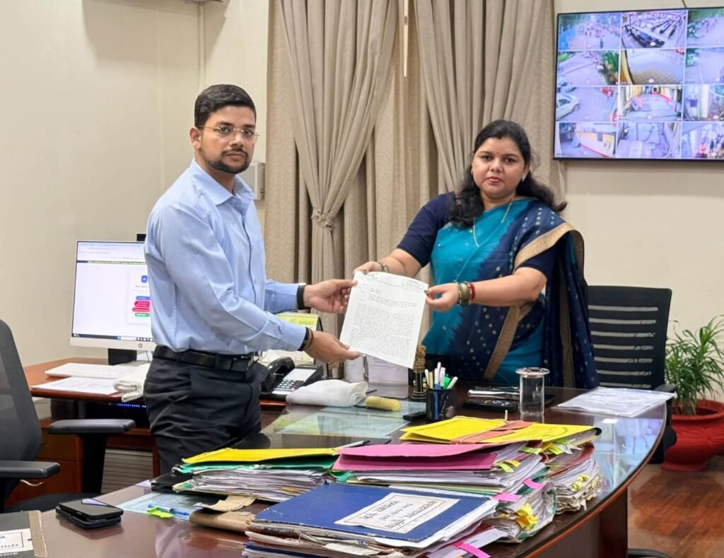 डीएम अंशुल कुमार को नगर निगम पूर्णिया में भ्रष्टचार की शिकायत करती मेयर विभा कुमारी।
