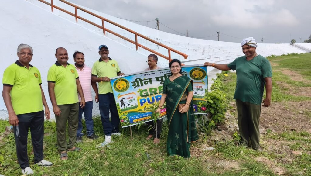 इंदिरा गांधी स्टेडियम में पौधरोपण करते डाॅ. अनिल कुमार गुप्ता व अन्य सहयोगी।