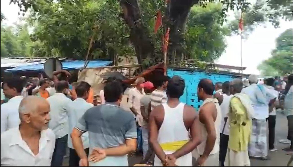सुपौल में हादसे वाली जगह लोगों की लगी भीड़।