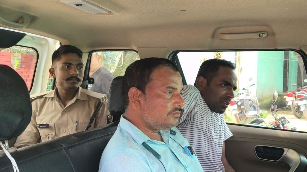 घूस लेने के आरोप में गिरफ्तार सरकारी अमीन को ले जाती पुलिस।